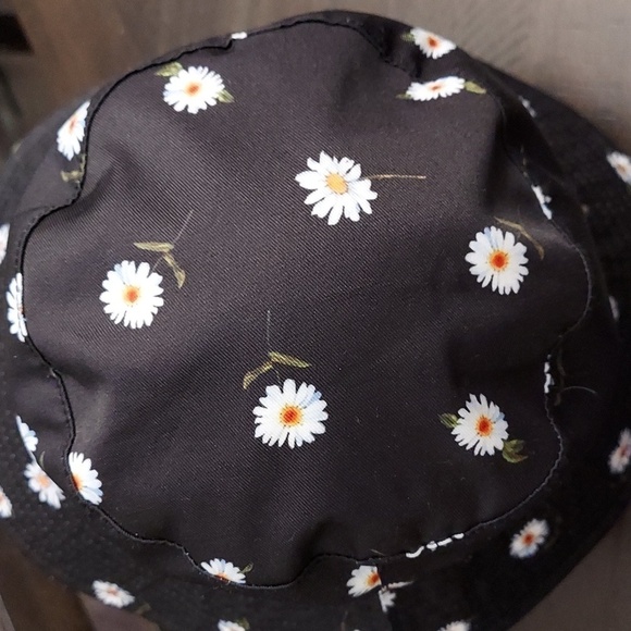 ALICE + OLIVIA by Stacey Bendet Daisy Reversible Bucket Hat - Picture 5 of 10